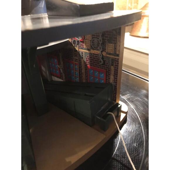 Thomas and Friends Wooden Railway Tidmouth Engine Shed Roundhouse - Picture 9 of 10